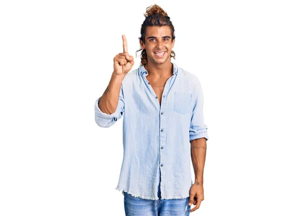 Yaz Tarzı Giyinmiş Genç Bir Spanyol Başarılı Bir Fikir Işaret — Stok fotoğraf