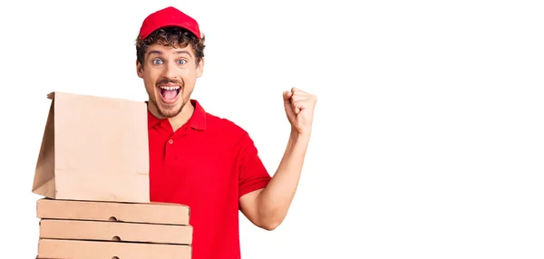 Jovem Homem Bonito Com Cabelo Encaracolado Segurando Entrega Caixa Pizza — Fotografia de Stock