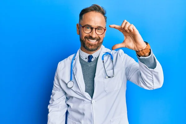 Gutaussehender Mann Mittleren Alters Arztuniform Und Stethoskop Lächelnd Und Selbstbewusst — Stockfoto