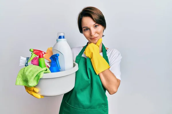 Joven Morena Con Pelo Corto Llevando Delantal Sosteniendo Productos Limpieza —  Fotos de Stock