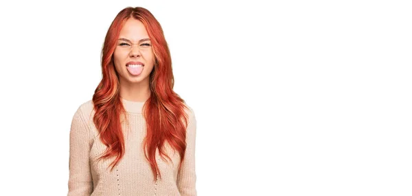 Kış Süveteri Giyen Genç Kızıl Kadın Komik Bir Ifadeyle Dilini — Stok fotoğraf