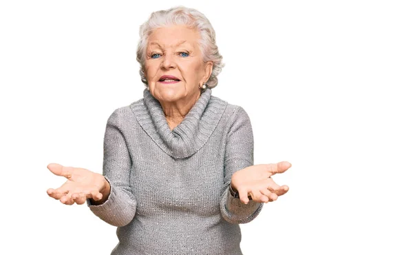 Kış Süveteri Giyen Yaşlı Gri Saçlı Kadın Neşeli Gülümseyerek Yardım — Stok fotoğraf