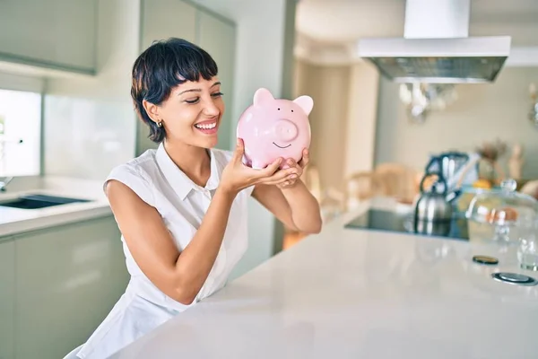 Junge Brünette Frau Lächelt Glücklich Und Zeigt Stolzes Sparschwein Mit — Stockfoto