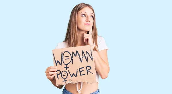 Junge Schöne Blonde Frau Mit Frauenpower Banner Ernstes Gesicht Über — Stockfoto