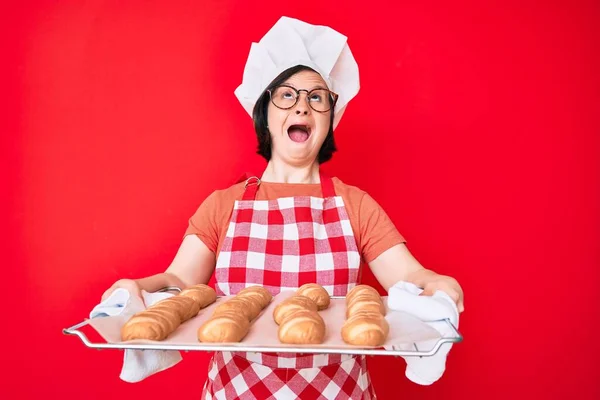 Brunett Kvinna Med Ner Syndrom Bär Bagare Uniform Håller Hembakat — Stockfoto