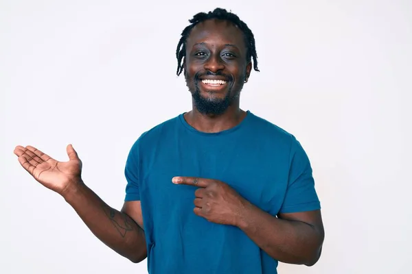 Joven Afroamericano Con Trenzas Vestidas Con Ropa Casual Asombrado Sonriendo —  Fotos de Stock