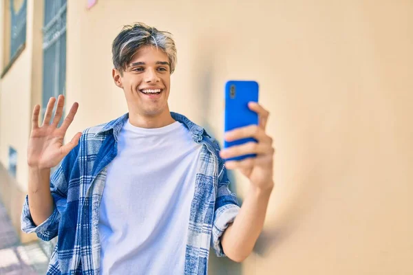 Jeune Homme Hispanique Souriant Heureux Faire Appel Vidéo Utilisant Smartphone — Photo