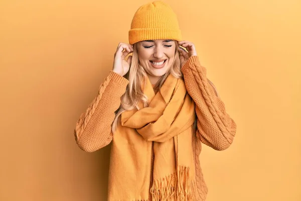 Mujer Caucásica Joven Que Usa Suéter Lana Invierno Gorra Que —  Fotos de Stock