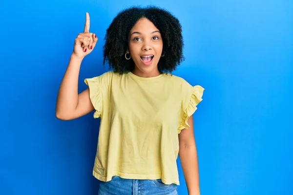 Молода Афроамериканська Дівчина Повсякденному Одязі Вказує Пальцем Успішну Ідею Схвильований — стокове фото