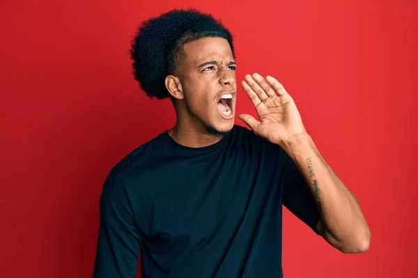 Africano Americano Com Cabelo Afro Vestindo Roupas Casuais Gritando Gritando — Fotografia de Stock