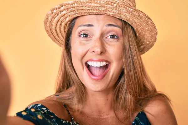 Middelbare Leeftijd Spaanse Vrouw Met Zomerhoed Nemen Een Selfie Lachen — Stockfoto