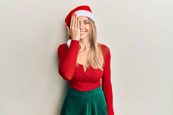 Vacker Kaukasiska Kvinna Bär Jul Kostym Och Hatt Täcker Ena — Stockfoto