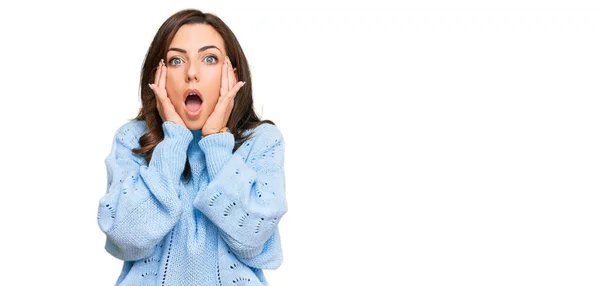 Mujer Morena Joven Vistiendo Suéter Invierno Casual Asustado Sorprendido Sorpresa —  Fotos de Stock