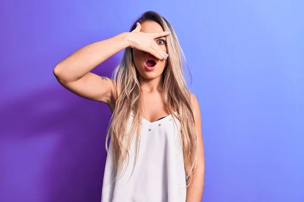 Jovem Bela Mulher Loira Vestindo Camiseta Branca Sobre Fundo Roxo — Fotografia de Stock