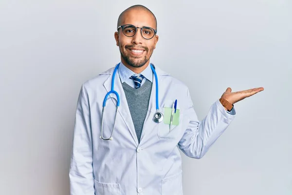 Latynoski Dorosły Mężczyzna Noszący Mundur Lekarza Stetoskop Uśmiechający Się Radośnie — Zdjęcie stockowe
