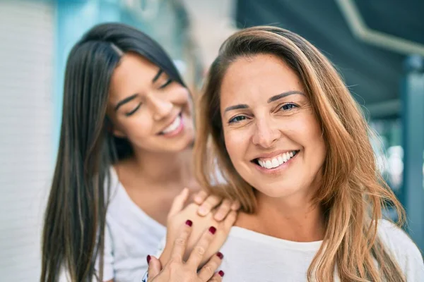 Vacker Latinamerikansk Mor Och Dotter Ler Lycklig Stående Vid Staden — Stockfoto