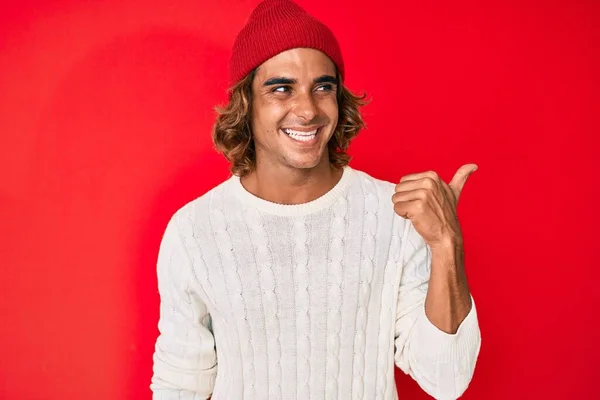 Joven Hombre Hispano Con Suéter Lana Sombrero Invierno Sonriendo Con — Foto de Stock