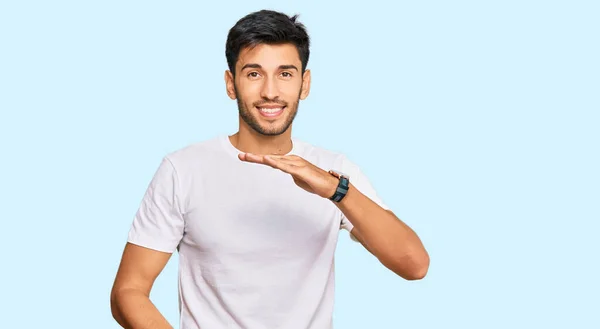 Junger Gutaussehender Mann Lässigem Weißem Shirt Gestikuliert Mit Händen Die — Stockfoto