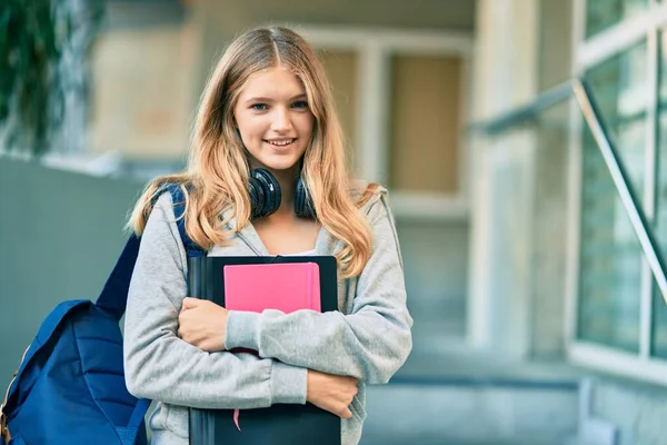 Estudante Caucasiano Bonito Adolescente Sorrindo Feliz Usando Fones Ouvido Cidade — Fotografia de Stock