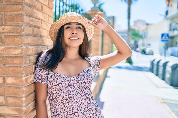 Giovane Donna Latina Vacanza Sorridente Felice Appoggiata Muro Strada Della — Foto Stock