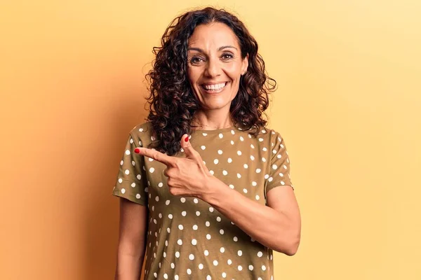 Schöne Frau Mittleren Alters Lässigem Shirt Lächelt Fröhlich Und Zeigt — Stockfoto