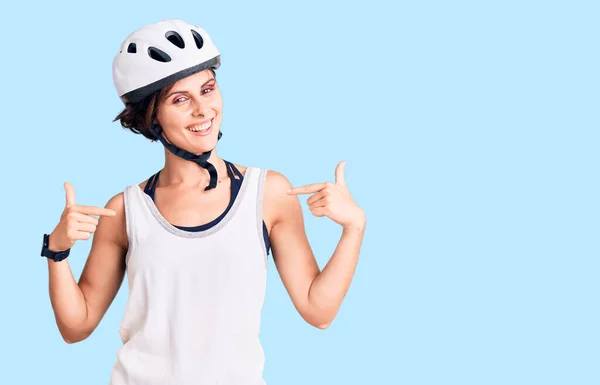 Mulher Bonita Com Cabelo Curto Usando Capacete Bicicleta Olhando Confiante — Fotografia de Stock