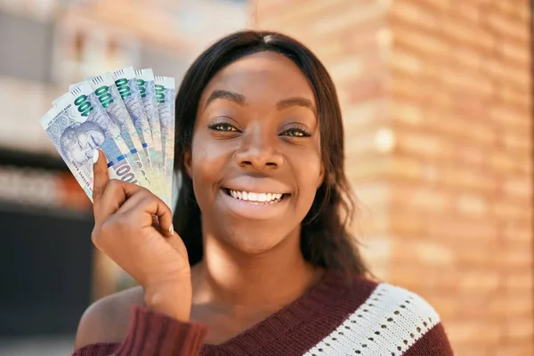 Joven Mujer Afroamericana Sonriendo Feliz Sosteniendo Rands Sudafricanos Ciudad — Foto de Stock