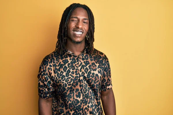 Hombre Afroamericano Con Trenzas Con Camisa Estampada Leopardo Animal Guiñando —  Fotos de Stock