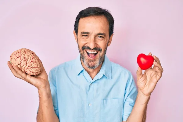 Hispanischer Mann Mittleren Alters Mit Hirn Und Herz Lächelt Und — Stockfoto
