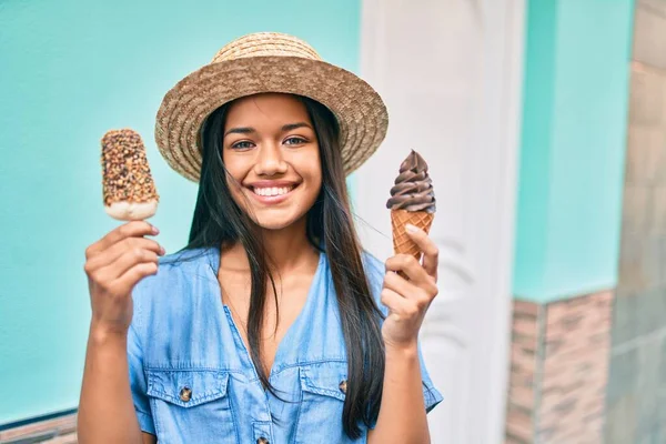 年轻的拉丁女游客在度假时高兴地吃着冰淇淋在城里散步 — 图库照片
