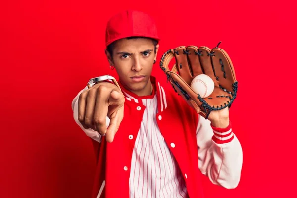 Jovem Americano Africano Vestindo Uniforme Beisebol Segurando Golve Bola Apontando — Fotografia de Stock