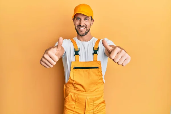 Homem Bonito Jovem Vestindo Uniforme Faz Tudo Sobre Fundo Amarelo — Fotografia de Stock