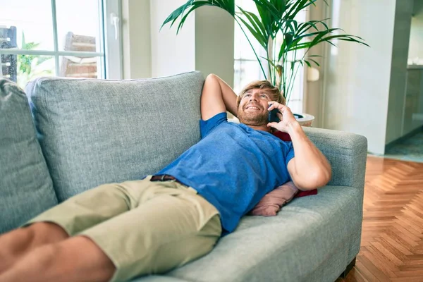 Homem Caucasiano Bonito Meia Idade Relaxante Deitado Sofá Falando Telefone — Fotografia de Stock