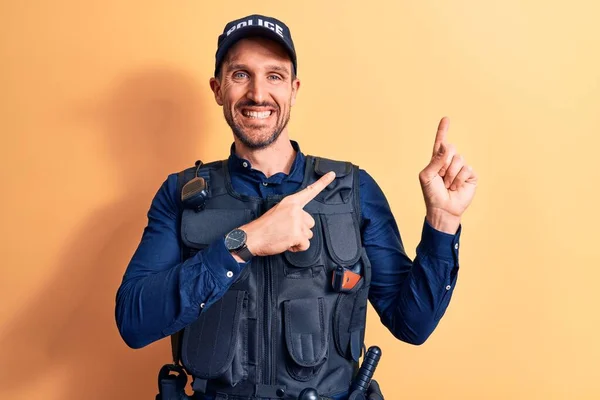 Joven Policía Guapo Vistiendo Uniforme Policía Prof Bala Sobre Fondo — Foto de Stock