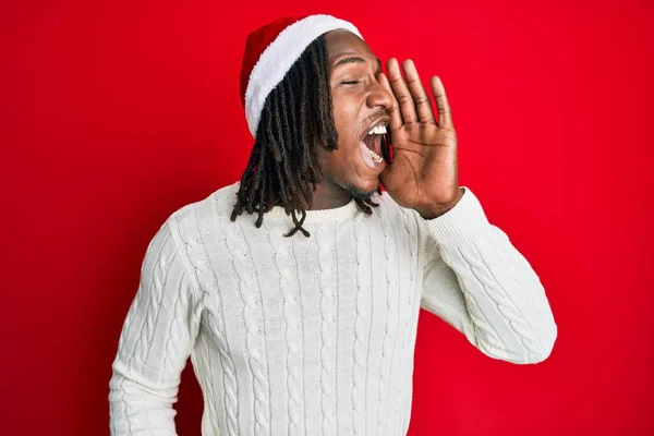 Homem Afro Americano Com Tranças Usando Chapéu Natal Gritando Gritando — Fotografia de Stock