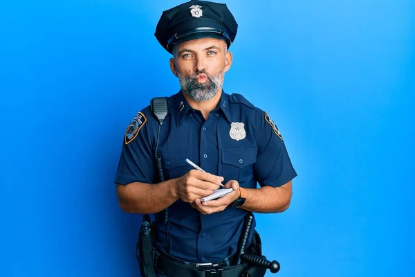 中年男子 穿着警服 写着交通很好 看着相机吹一个吻是可爱和性感的 爱的表达 — 图库照片