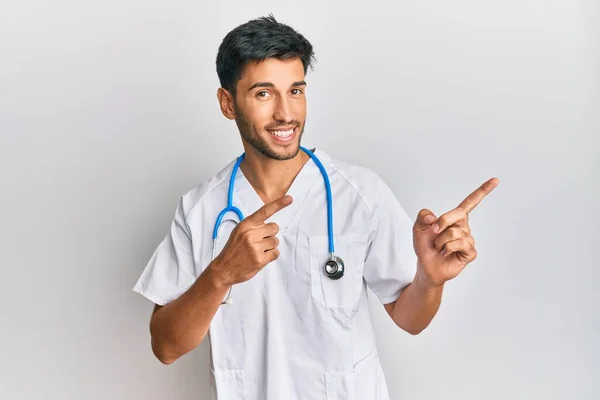 Joven Hombre Guapo Vistiendo Uniforme Médico Estetoscopio Sonriendo Mirando Cámara — Foto de Stock