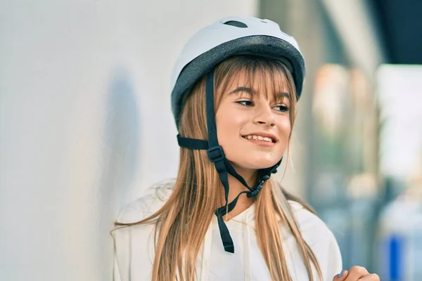 Blank Sportief Tiener Meisje Glimlachen Gelukkig Dragen Fiets Helm Stad — Stockfoto
