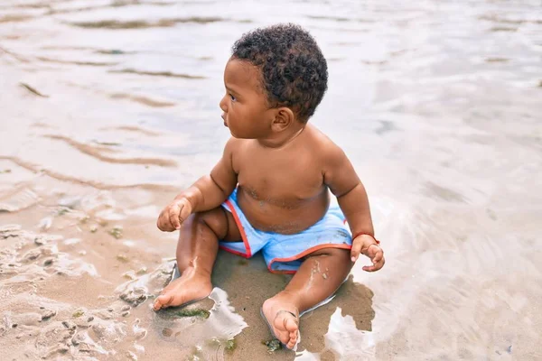 Adorable African American Toddler Sitting Beach — Stock Photo, Image