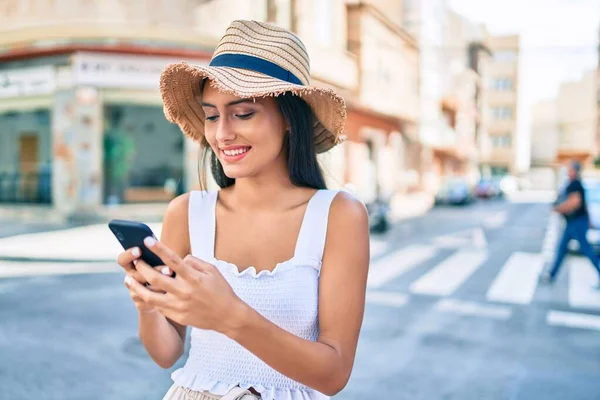 Νεαρή Λατίνα Κοπέλα Που Φοράει Καλοκαιρινό Στυλ Χρησιμοποιώντας Smartphone Στο — Φωτογραφία Αρχείου