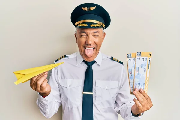 Fešák Středního Věku Zralý Pilot Muž Drží Papírové Letadlo Palubní — Stock fotografie