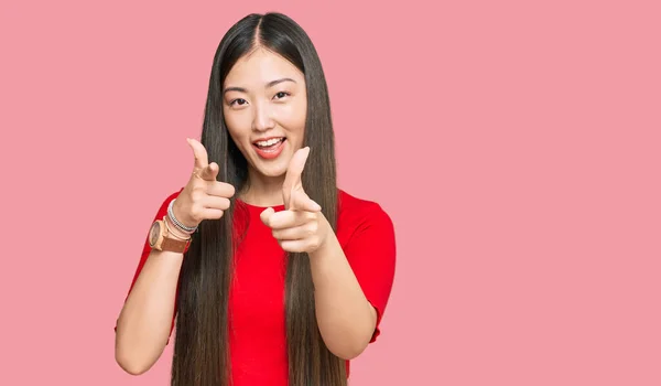 年轻的中国女人穿着休闲装 手指对着相机 脸上洋溢着欢乐和滑稽的表情 充沛的精力和活力 — 图库照片