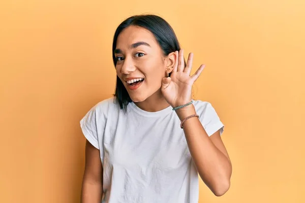 Mladá Asiatka Neformální Bílé Tričko Usmívající Rukou Přes Ucho Naslouchající — Stock fotografie