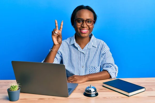 Mujer Africana Joven Que Trabaja Recepción Del Hotel Usando Ordenador —  Fotos de Stock