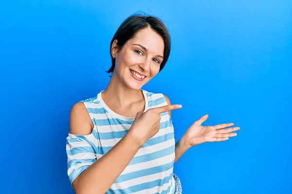 Jeune Femme Brune Aux Cheveux Courts Portant Shirt Rayé Décontracté — Photo