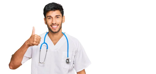 Joven Hombre Guapo Vistiendo Uniforme Médico Estetoscopio Sonriendo Feliz Positivo — Foto de Stock