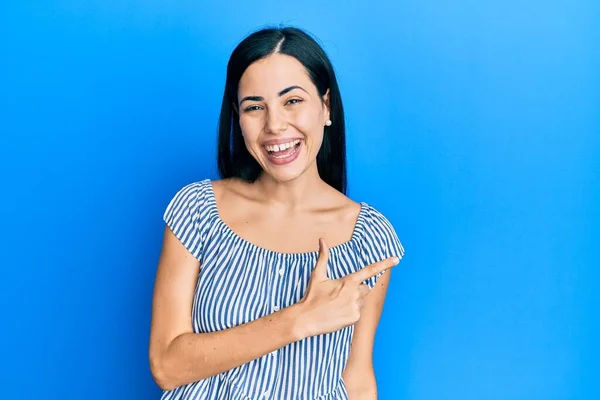 Schöne Junge Frau Lässiger Kleidung Lächelt Fröhlich Und Zeigt Mit — Stockfoto