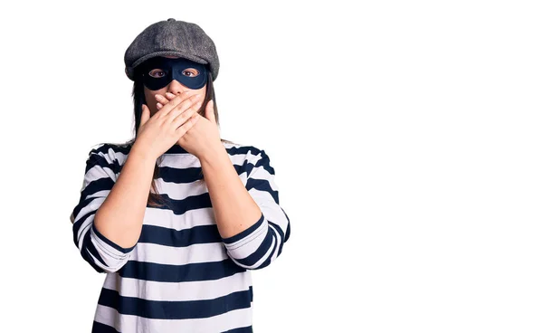 Ung Vacker Brunett Kvinna Bär Inbrottstjuv Mask Chockad Täcker Munnen — Stockfoto