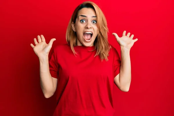 Spaanse Jonge Vrouw Draagt Casual Rood Shirt Vieren Gek Verbaasd — Stockfoto