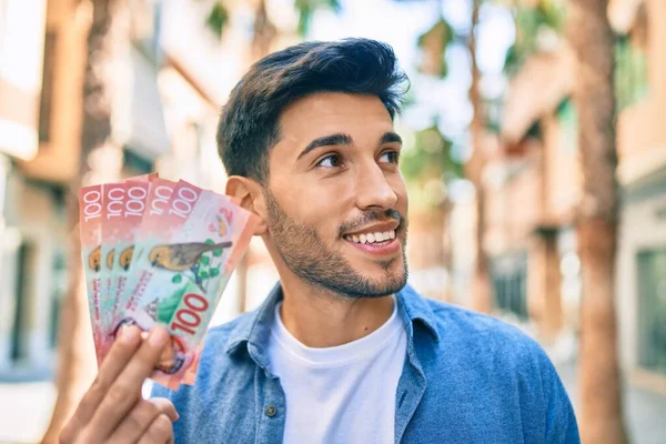 Jonge Latijnse Man Glimlachend Blij Met Nieuwe Zeeen Bankbiljetten Van — Stockfoto